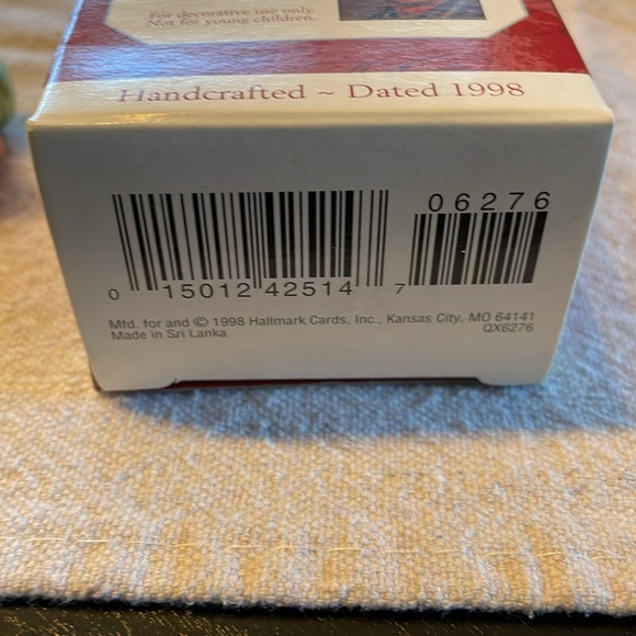 The Clauses on Vacation -1998. Collectors Series.Keepsake Ornament - Picture 6 of 6